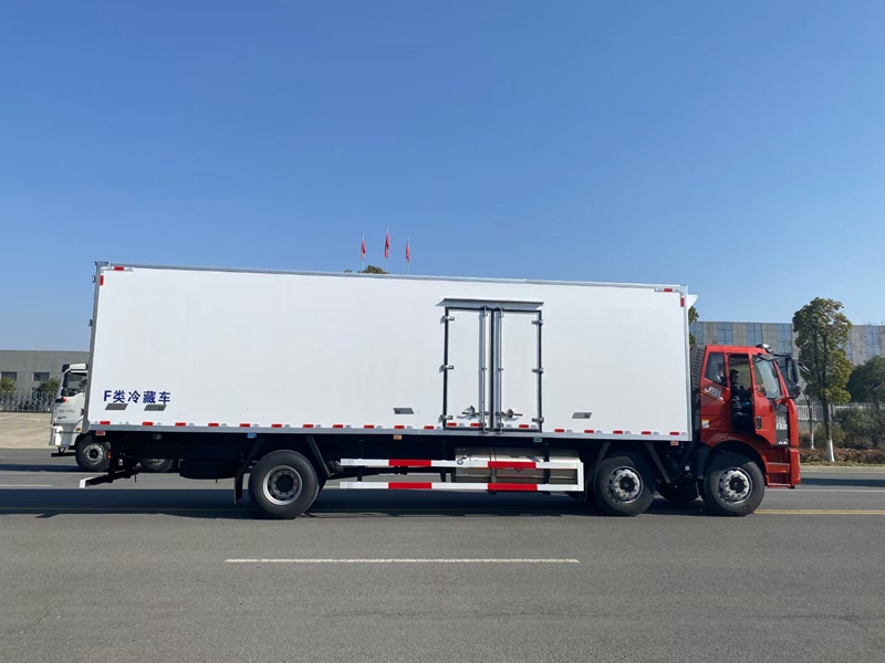 解放J6L小三軸9米6國六(天然氣)冷藏車