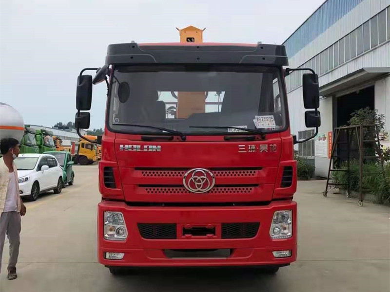 國六三環(huán)昊龍?zhí)嵘龢虺S12噸吊機(jī)